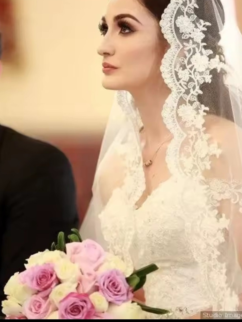 Mantilla Lace Veil Off White 40 Inches